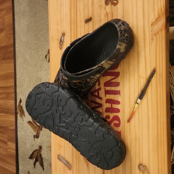 Mens Camo Croc Like Shoes - size 10 - Picture 2 of 2